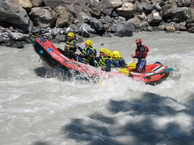 Rafting Gruppe auf der Lüschine bei Gsteigwiler