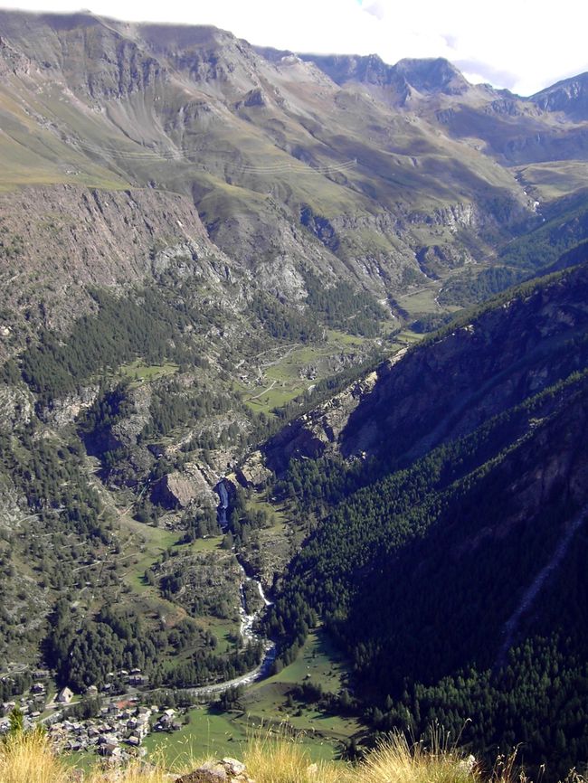 Sicht auf die Wasserfaelle oberhalb Lillaz unten das Dorf