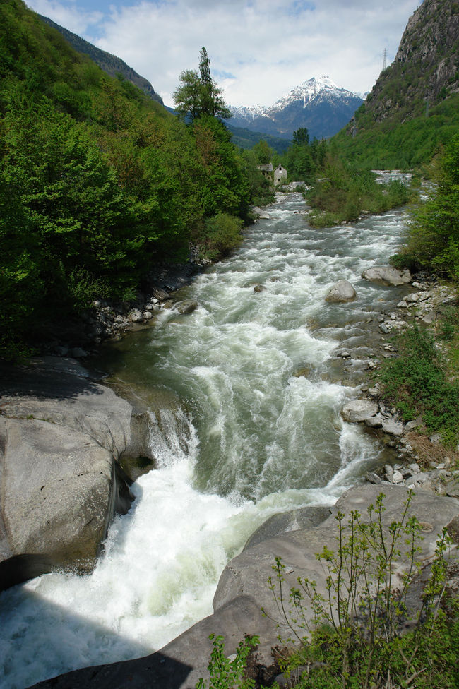 Eingangsstufe unterhalb der Brücke von Pontemaglio bei diesem Wasserstand WW V